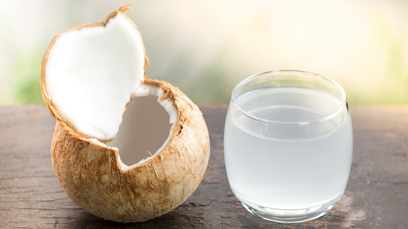 Nước dừa giàu chất điện giải, giúp cân bằng lượng chất lỏng trong cơ thể, rất quan trọng cho hoạt động bình thường của thận.