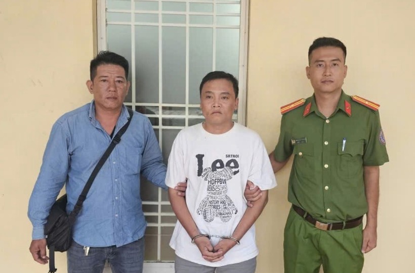 Đối tượng truy nã Hoàng Duy Phương bị công an bắt giữ. Ảnh: Báo Xây dựng