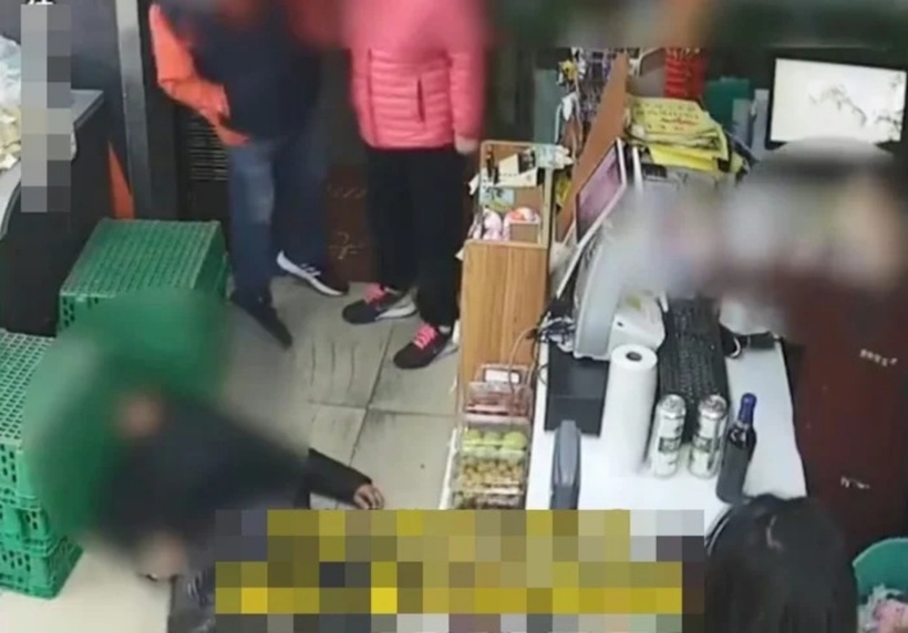 Bà Lưu đột quỵ và gục ngã sau cuộc cãi vã. Ảnh: Guangming Online.