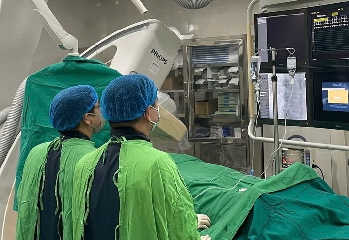 Các bác sĩ thực hiện can thiệp mạch vành cho bệnh nhân. Ảnh: VTC News.