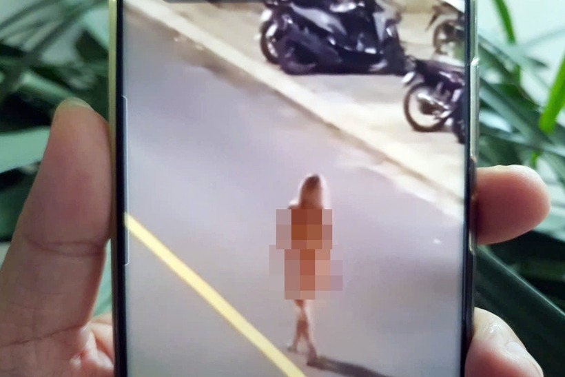 Hình ảnh cô gái nước ngoài khỏa thân đi trên đường phố Nha Trang được chia sẻ trên mạng xã hộ. Ảnh: Dân trí