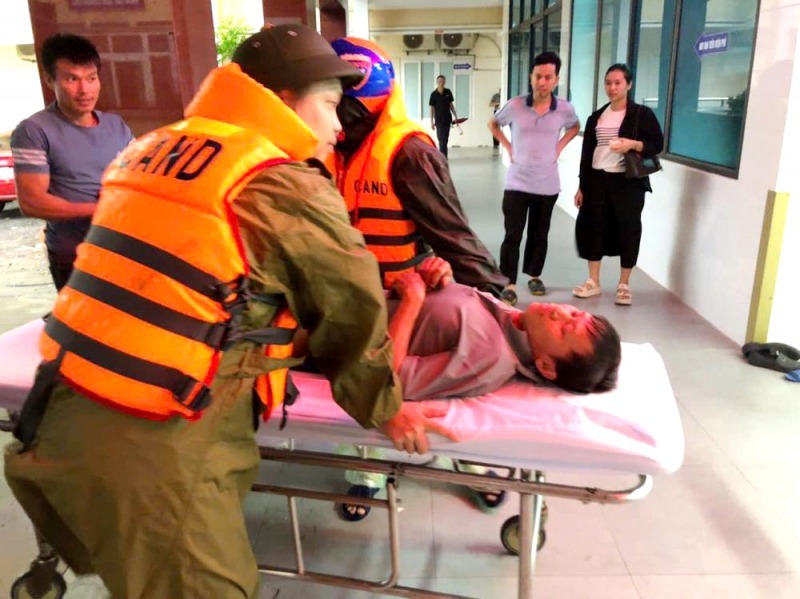 Công an xã Cẩm Duệ vượt bão đưa cụ ông bị ngã gãy xương đến bệnh viện cấp cứu. (Ảnh: CAND)