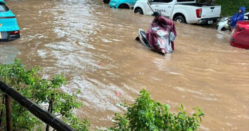 Khu vực xung quanh chung cư Xuân Mai, phường Yên Nghĩa ngập trong "biển nước".