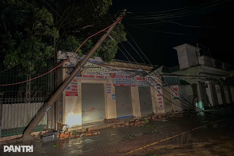 Khi gió đã giảm và mưa bớt nặng hạt, một số người dân bắt đầu ra đường. Không chỉ có cây xanh, nhiều cột điện tưởng chừng kiên cố và cứng cáp cũng không chống chịu nổi sức gió của Kajiki. Dù được dự báo đã giảm 3 cấp so với ban đầu, cơn cuồng phong Kajiki vẫn để lại hậu quả nặng nề.