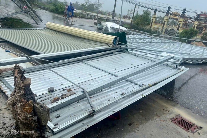 Tôn bay đè xe ở phường Thành Vinh, TP.Vinh cũ, tỉnh Nghệ An.