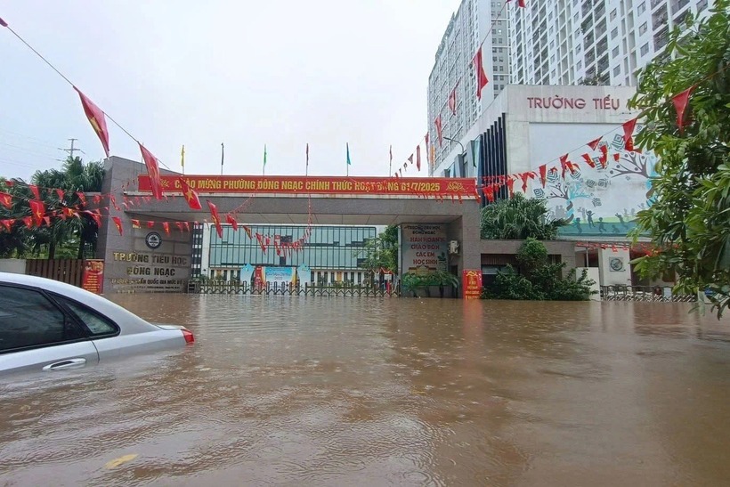 Cổng Trường Tiểu học Đông Ngạc, Bắc Từ Liêm, Hà Nội ngập nặng. Ảnh: Dân Trí.