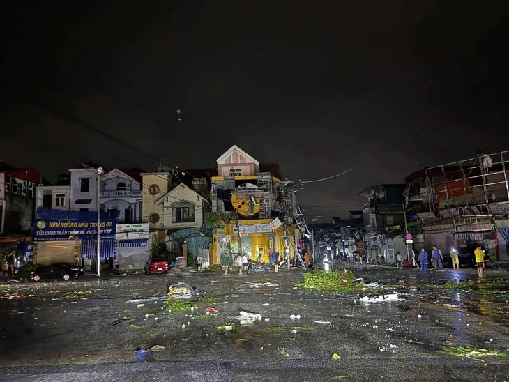 Lốc xoáy kinh hoàng ở Ninh Bình: 1 người chết, hàng trăm nhà dân bị hư hại - 2