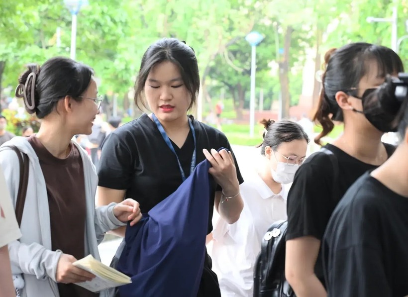 Việc cộng điểm khuyến khích và quy đổi chứng chỉ tiếng Anh đã biến IELTS thành "vé vàng" trong mùa tuyển sinh đại học 2025. Ảnh minh họa