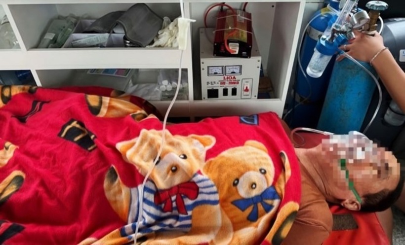 Nạn nhân được đưa đi cấp cứu. Ảnh: Báo Lao Động.