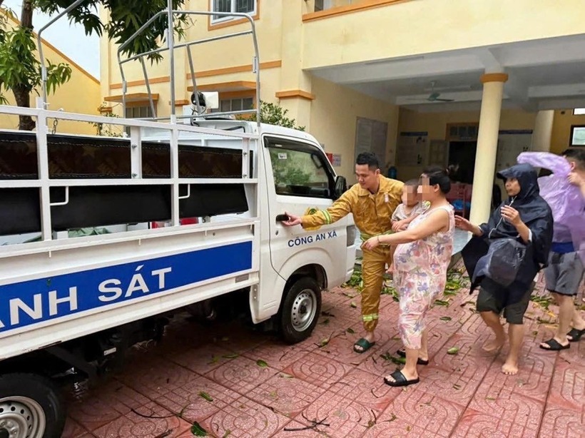 Lực lượng chức năng hỗ trợ người dân tại khu vực bị ảnh hưởng của bão. Ảnh: VietNamnet.