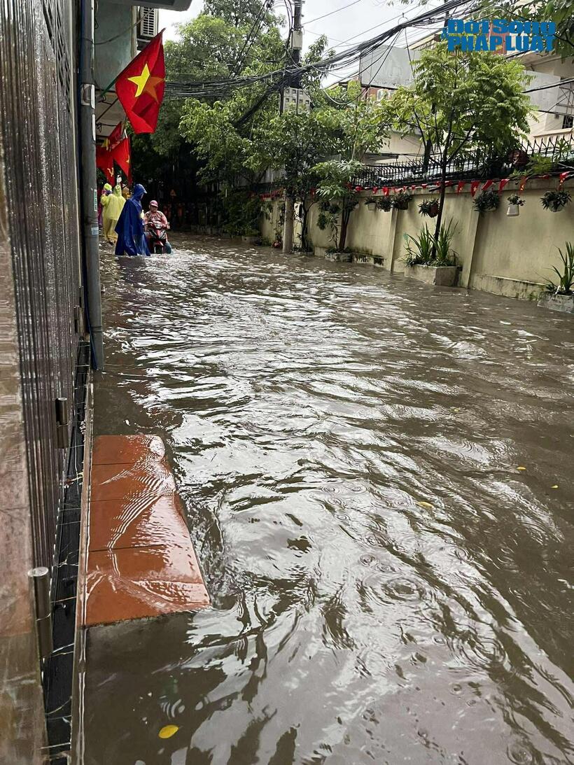 Tình trạng ngập lụt trên diện rộng đã gây ra nhiều xáo trộn trong đời sống và đặt ra những thách thức lớn về hệ thống thoát nước của thành phố mỗi khi có mưa lớn kéo dài.