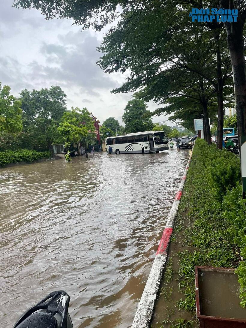 Mưa lớn gây ảnh hưởng nghiêm trọng đến đời sống và hoạt động di chuyển của người dân trong giờ cao điểm buổi sáng.