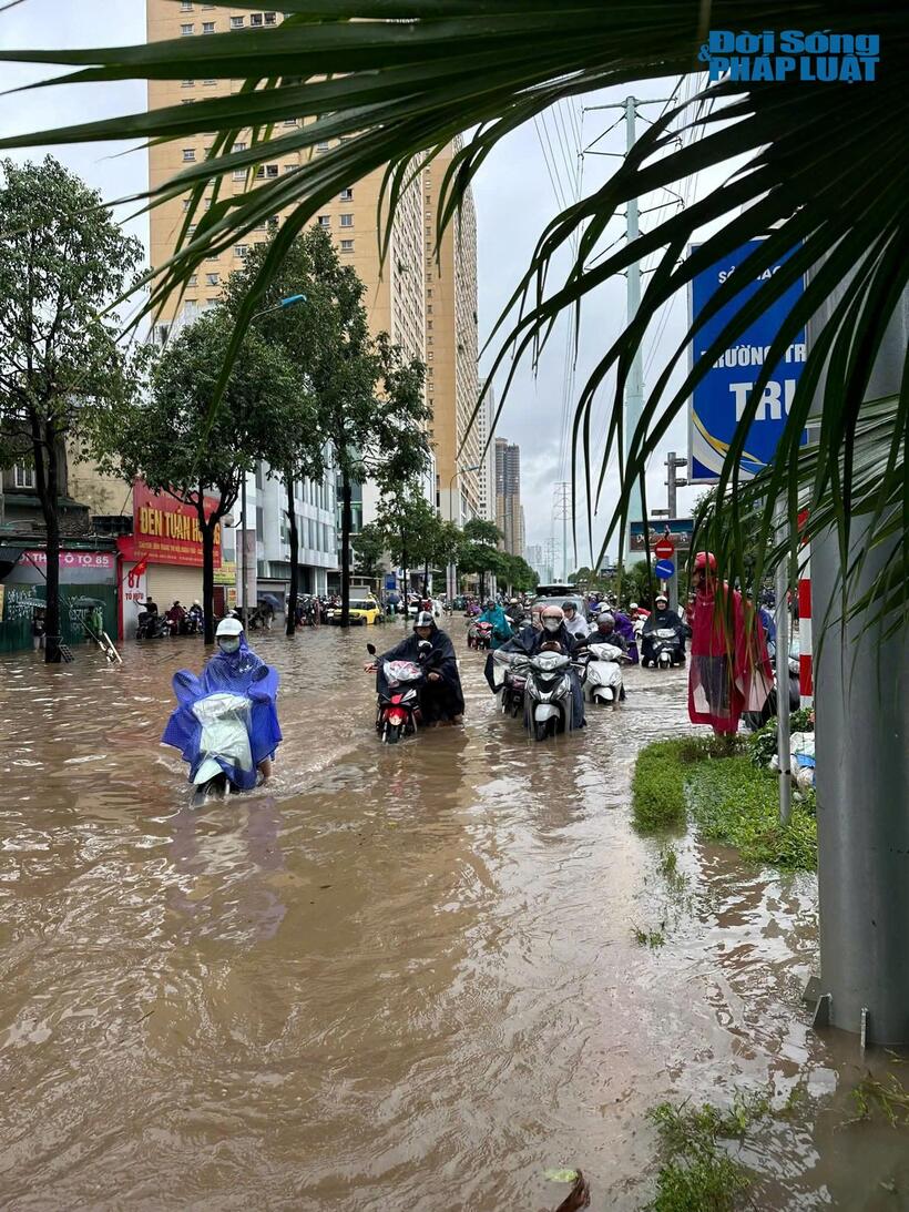 Trục đường Tố Hữu cũng ghi nhận tình trạng ngập sâu, nhiều đoạn nước dâng quá bánh xe máy, khiến người dân phải "vật lộn" để đến công sở.