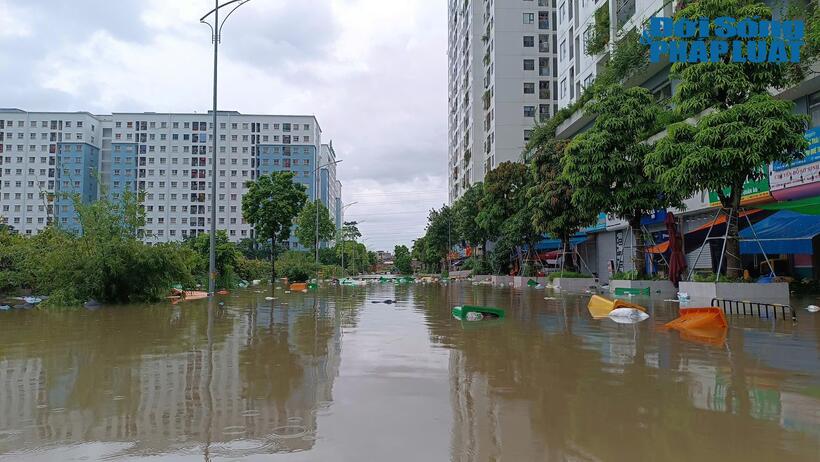 Tình trạng ngập lụt không chỉ xảy ra ở các tuyến đường chính mà còn ảnh hưởng nặng nề đến các khu dân cư. Tại chung cư Ecohome (Đông Ngạc, quận Bắc Từ Liêm), nước ngập sâu có nơi gần ngang người, thùng rác nổi lềnh bềnh khắp nơi, gây ô nhiễm và mất vệ sinh.
