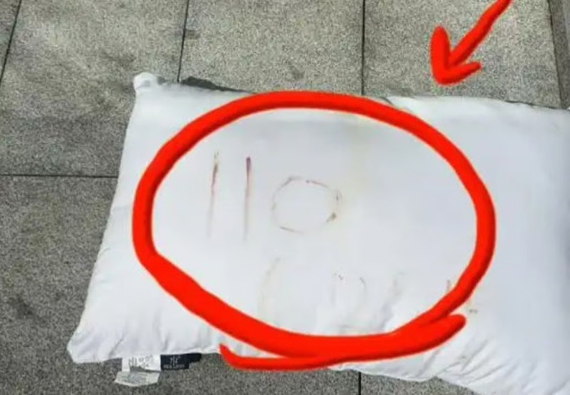 Chiếc gối viết số bằng máu rơi xuống cạnh chung cư. Ảnh: Ifeng