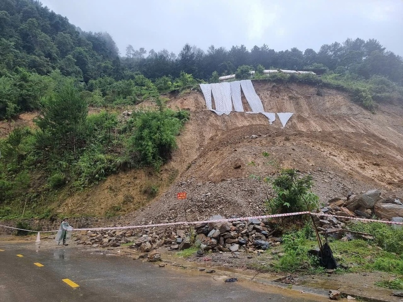 Lực lượng chức năng tỉnh Lào Cai chăng dây cảng báo khu vực có nguy cơ sạt lở