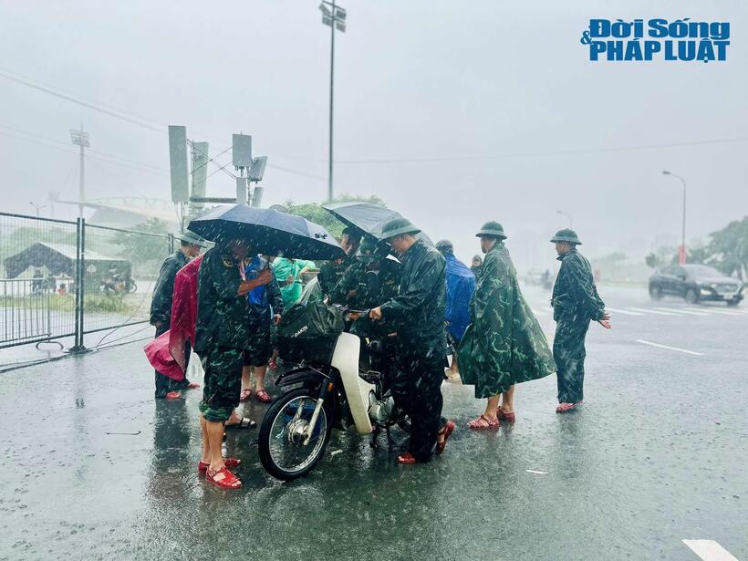 Chỉ trong buổi sáng, lực lượng này đã giúp “giải cứu” gần 100 xe máy chết máy do ngập nước