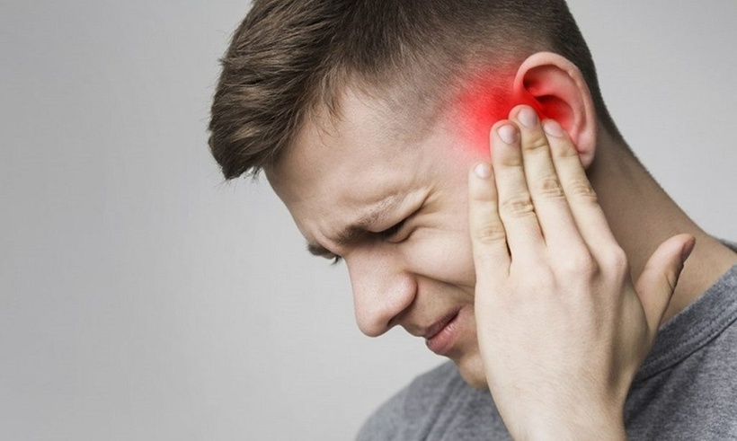 Thủng màng nhĩ vì dùng que kim loại để lấy ráy tai.