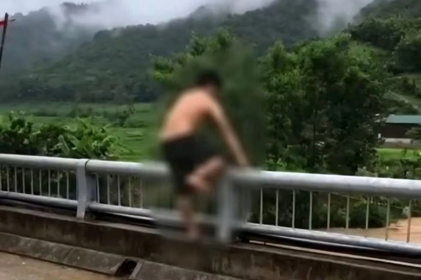 Hình ảnh người đàn ông nhảy xuống suối Xim được một cháu bé dùng điện thoại ghi lại. Ảnh: Dân trí