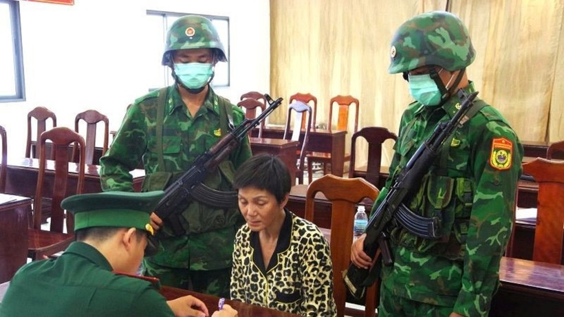 Đồn Biên phòng Cửa khẩu cảng Nha Trang lấy lời khai của đối tượng Lưu Thị Thu Cúc .