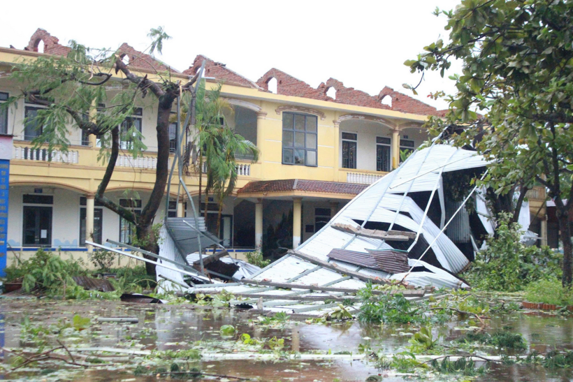 Trường học trên địa bàn xã Đỉnh Bàn, huyện Thạch Hà (cũ) bị thiệt hại. Ảnh: VietNamnet