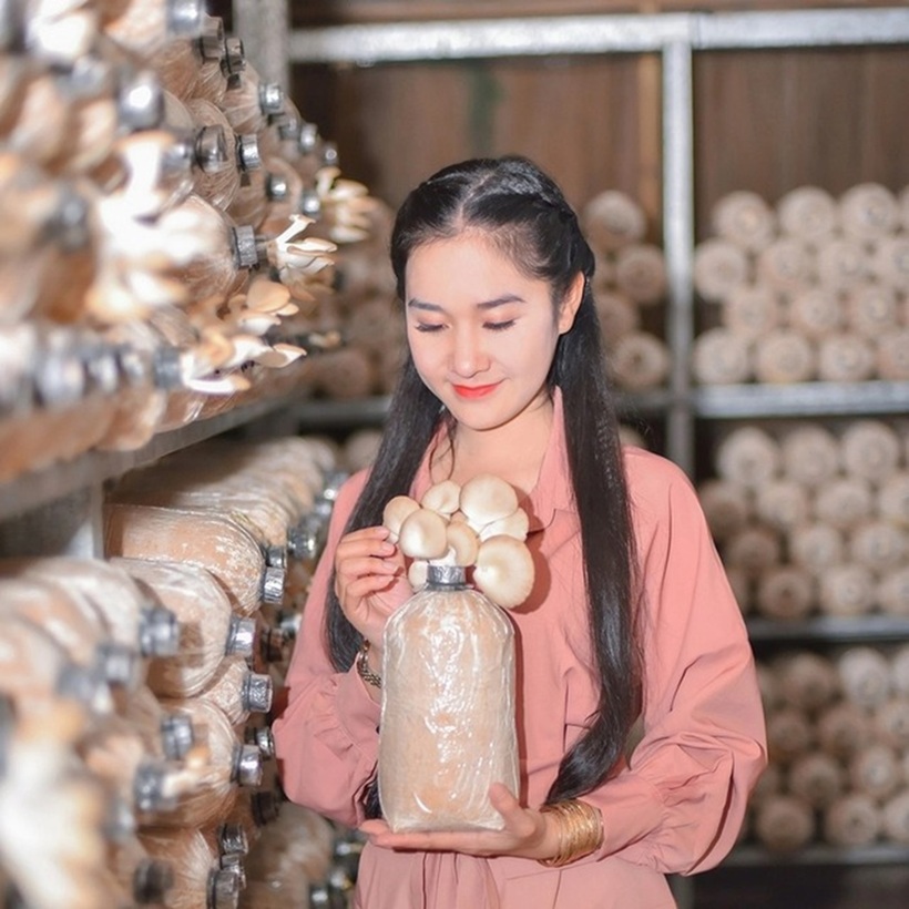 Chị Mai Thị Ánh Xuân thành công với mô hình trồng nấm độc lạ. Ảnh: Thanh niên