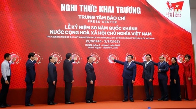 Các đại biểu thực hiện nghi thức bấm nút khai trương Trung tâm Báo chí Lễ kỷ niệm 80 năm Quốc khánh.