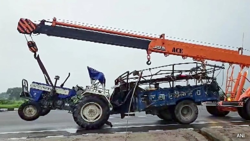 Chiếc xe đầu kéo gặp nạn. Ảnh: ANI