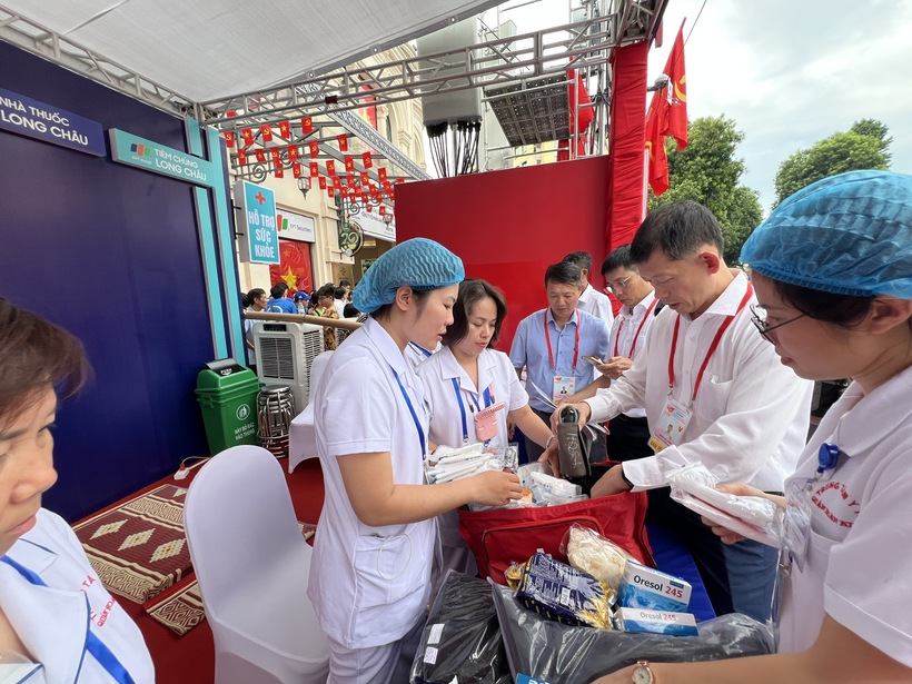 Tại Trung tâm Chỉ huy đáp ứng y tế sự kiện A80 của Trung tâm Cấp cứu 115- TS Vương Ánh Dương- Phó Cục trưởng Cục Quản lý Khám, chữa bệnh và TS Nguyễn Đình Hưng - Phó Giám đốc phụ trách Sở Y tế Hà Nội đã kiểm tra hệ thống điều hành của Trung tâm và cùng thường trực với các anh chị em tại Trung tâm Điều hành Cấp cứu 115.