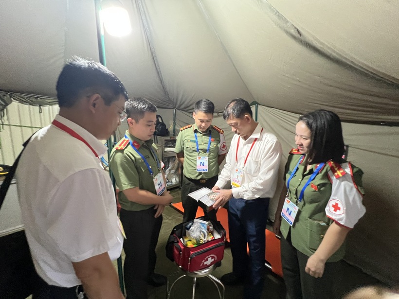 TS Nguyễn Thành, Giám đốc Trung tâm cấp cứu cho biết, thực hiện chỉ đạo của Bộ Y tế và Sở Y tế Hà Nội, Trung tâm đã thiết lập 1 phòng chỉ huy bao gồm lãnh đạo Cục Quản lý Khám, chữa bệnh, Bộ Y tế, Cục Quân Y, Sở Y tế trực, có 2 line điện thoại hữu tuyến để kết nối thông tin, chỉ huy, trang bị máy tính, bản đồ số tích hợp GPS, màn hình theo dõi diễn biến của cuộc diễu binh, diễu hành hệ thống bộ đảm chỉ huy và một phòng tiếp nhận xử lý thông tin gồm 12 người trực tổng đài, có hệ thống điện thoại analog dự phòng. Tiếp nhận cùng lúc 12 cuộc gọi khẩn cấp.