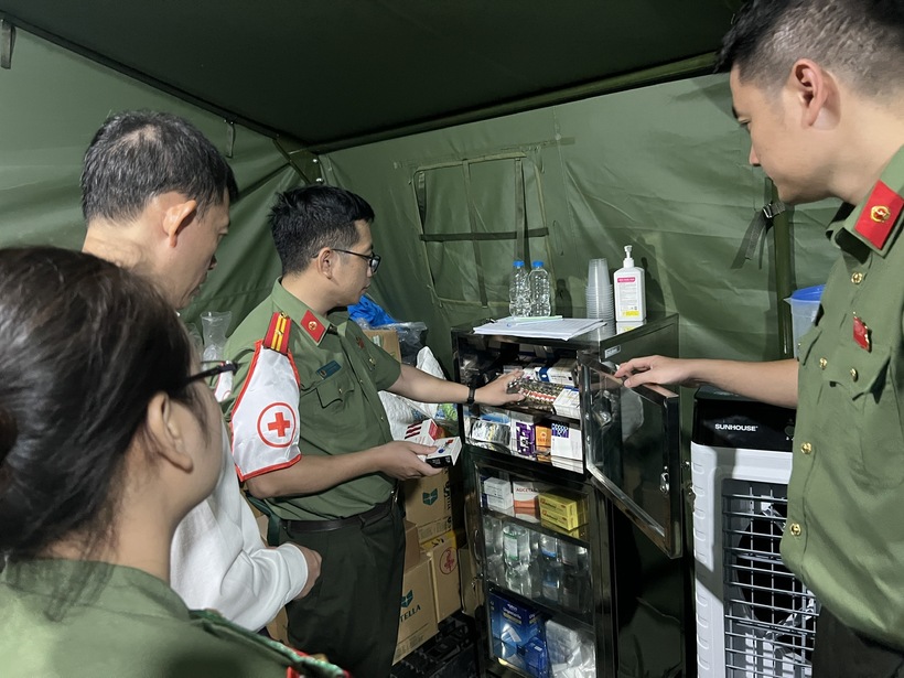 Tại Trung tâm có 5 xe cấp cứu và 10 xe được bố trí tại các Tổ y tế, sẵn sàng phục vụ công tác cấp cứu. Tiếp đến, Đoàn kiểm tra của Bộ Y tế đã đi kiểm tra 4 Tổ y tế thường trực cấp cứu của Trạm Y tế Phường Cửa Nam, Trạm Y tế Hai Bà Trưng phục vụ tại khu vực Nhà hát lớn, phố Tràng Tiền, Ngã tư Lê Duẩn- Nguyễn Thái Học.