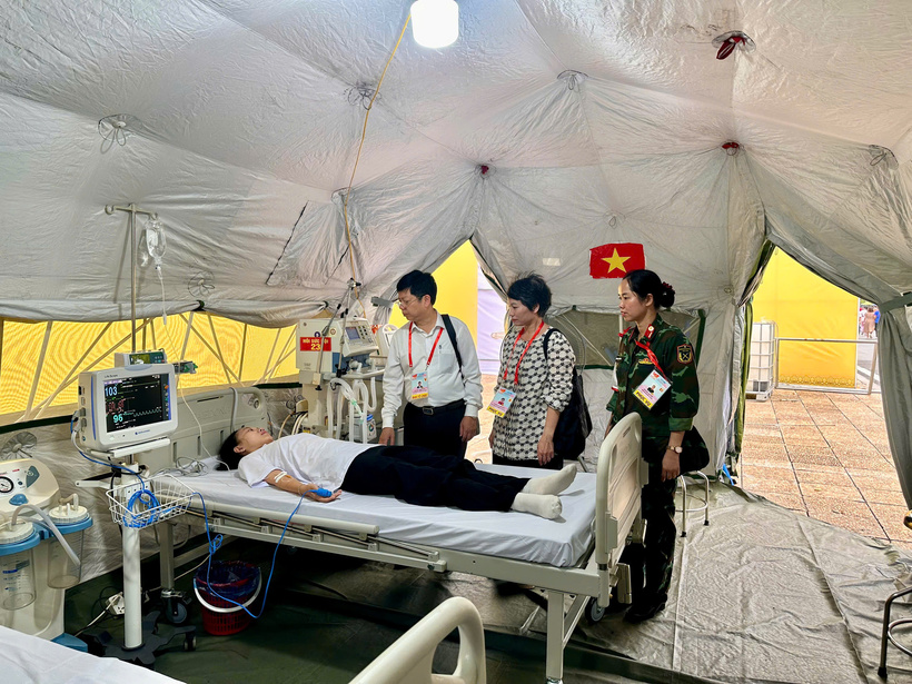 Trước đó, TS Hà Anh Đức, Cục trưởng Cục Quản lý Khám, chữa bệnh đã khuyến cáo người dân khi tham gia vào sự kiện có quy mô lớn như thế này, đầu tiên là phải có ý thức, ý thức trách nhiệm với chính bản thân mình, sau đó phải có ý thức đối với cộng đồng.“Chúng tôi khuyến cáo người dân cài đặt ứng dụng A80 trên điện thoại thông minh để biết được vị trí ứng trực y tế. Đối với những người tuổi cao, có một hoặc nhiều bệnh nền thì lời khuyên là các quý vị nên tìm những vị trí phù hợp để xem diễu binh, diễu hành hoặc ở nhà nghe đài, xem tivi. Bởi vì nếu thời tiết nắng nóng mà chúng ta đi ra ngoài và phải đi từ rất sớm và về rất muộn thì có thể sẽ ảnh hưởng đến sức khoẻ. Người có bệnh mạn tính phải tuân thủ điều trị, nếu đang phải uống thuốc thì phải đảm bảo uống đủ liều.Thứ hai là nếu đủ sức khoẻ đi ra đường thì phải cố gắng uống đủ nước và phải có thiết bị che nắng, che mưa. Thứ ba là khi cảm thấy có dấu hiệu giảm sút về sức khoẻ thì nhờ lực lượng chức năng hỗ trợ, cố gắng chủ động rời sớm khỏi chỗ đông người và phải chủ động đảm bảo sức khoẻ trong mọi tình huống..”, TS Hà Anh Đức, nhấn mạnh.