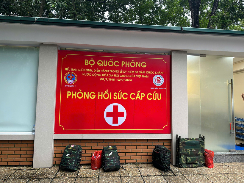 Tại đây, TS Dương Huy Lương, Phó Cục trưởng Cục Quản lý Khám, chữa bệnh và các thành viên đã kiểm tra các trang thiết bị, phương tiện và thuốc cấp cứu. Đoàn cũng đề nghị, các Tổ y tế bổ sung thêm chăn ấm đề phòng người cảm lạnh, tấm ga che chắn cơ thể, đồng thời giúp đảm bảo riêng tư cho người dân cấp cứu chai đường phục vụ cho người hạ đường huyết.