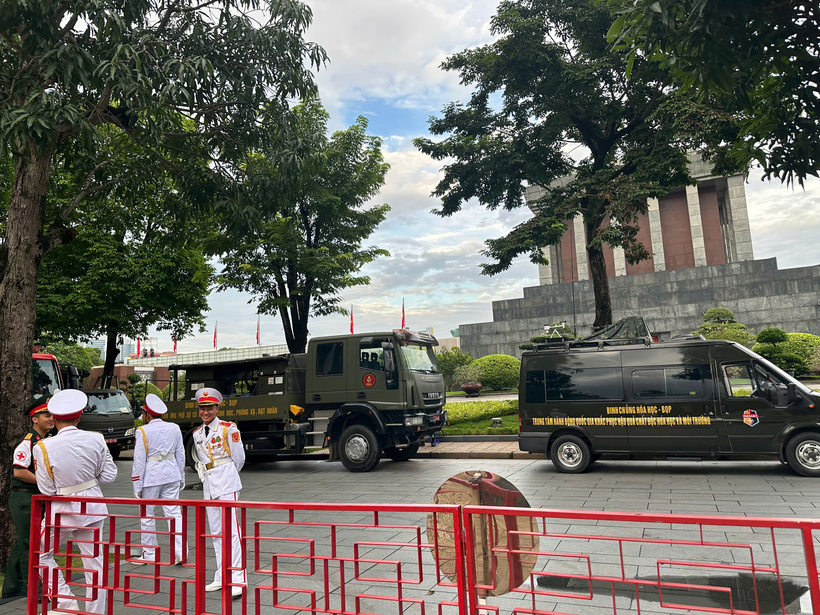 Tại Quảng trường Ba Đình, TS Nguyễn Trọng Khoa, Phó Cục trưởng cùng các thành viên trong đoàn đã kiểm tra các Tổ y tế phục vụ các đại biểu cấp cao, đại biểu khách mời…Đoàn đã kiểm tra sự sẵn sàng của Tổ y tế Cục Quân Y, BV 103 ở đường Hùng Vương, Tổ Y tế BV Trung ương quân đội 108, BV Bạch Mai ở khu Lăng Bác; BV Hữu Nghị bên cạnh khán đài A…