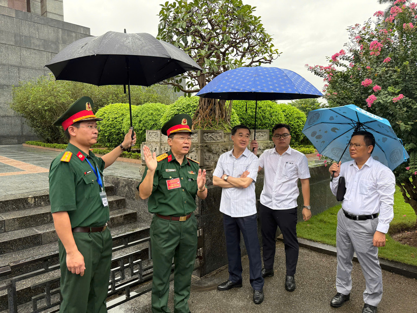 Chiều 27/8, trước thời điểm diễn ra buổi sơ duyệt, 3 Đoàn kiểm tra công tác y tế của Bộ Y tế do Lãnh đạo Cục Quản lý Khám, chữa bệnh làm Trưởng đoàn phối hợp với Đoàn kiểm tra của Sở Y tế Hà Nội do TS Nguyễn Đình Hưng, Phó Giám đốc phụ trách Sở Y tế Hà Nội kiểm tra công tác y tế phục vụ A80 tại Thủ đô Hà Nội.