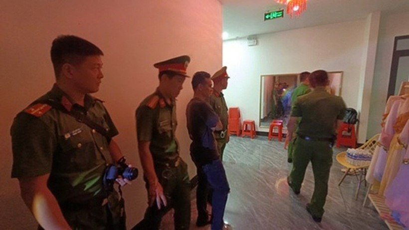 Lực lượng chức năng kiểm tra một cơ sở kinh doanh massage có hoạt động mua bán dâm. Ảnh: Thanh Niên