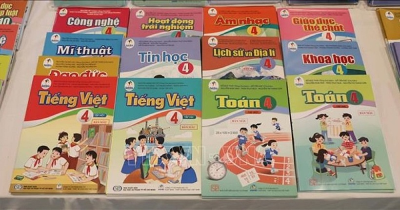 Bộ Chính trị yêu cầu có một bộ sách giáo khoa thống nhất trong cả nước và tới năm 2030 thực hiện miễn phí sách giáo khoa cho tất cả học sinh. Ảnh minh họa: TTXVN