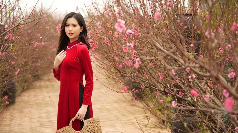 Tư thế đứng là kiểu tạo dáng cơ bản và phổ biến nhất khi chụp ảnh cùng áo dài.