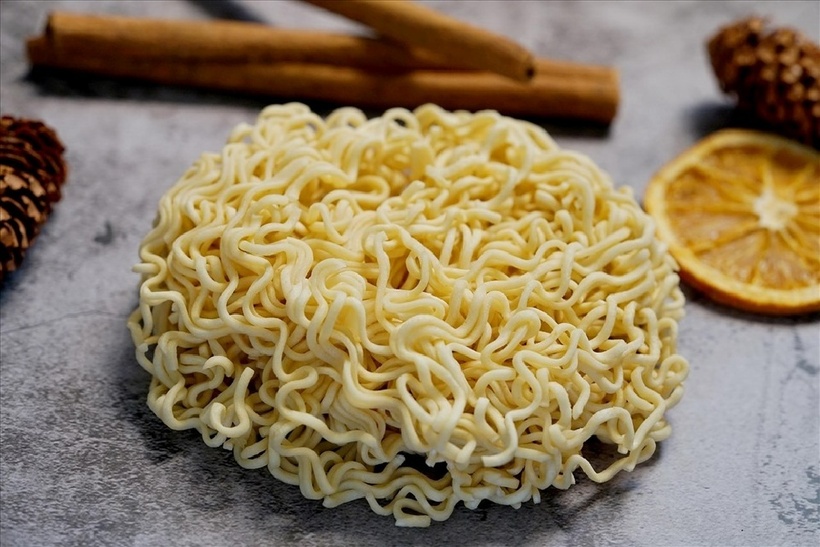 Không chỉ ăn sống, việc tiêu thụ quá nhiều mì tôm chín cũng có thể gây hại cho sức khỏe.