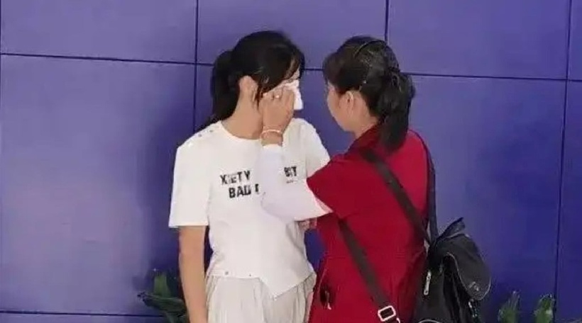 Tại trụ sở công an, hai mẹ con ôm chầm lấy nhau, khóc nức nở sau hơn 30 năm xa cách. Ảnh: Douyin.