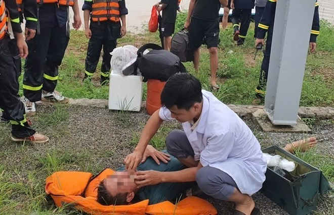 Người đàn ông bị lũ cuốn đã được lực lượng công an cứu vớt. (Ảnh: Công an Thanh Hóa)