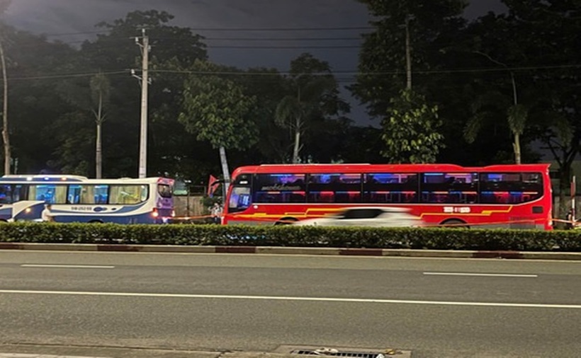 Chiếc xe khách dừng lại trên quốc lộ 13. (Ảnh: Báo Công an TP.HCM)