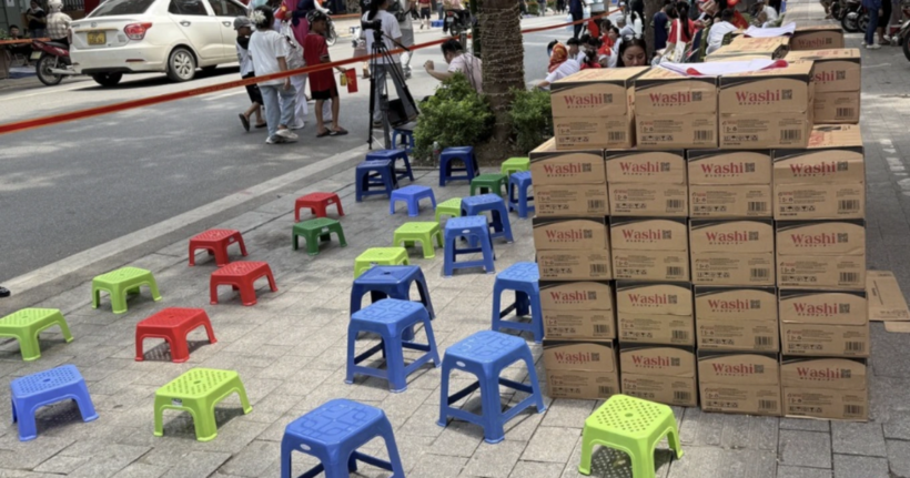 Tình trạng bán ghế giữ chỗ xem A80 tại phố Nguyễn Thái Học (Ảnh: T.Đ.).