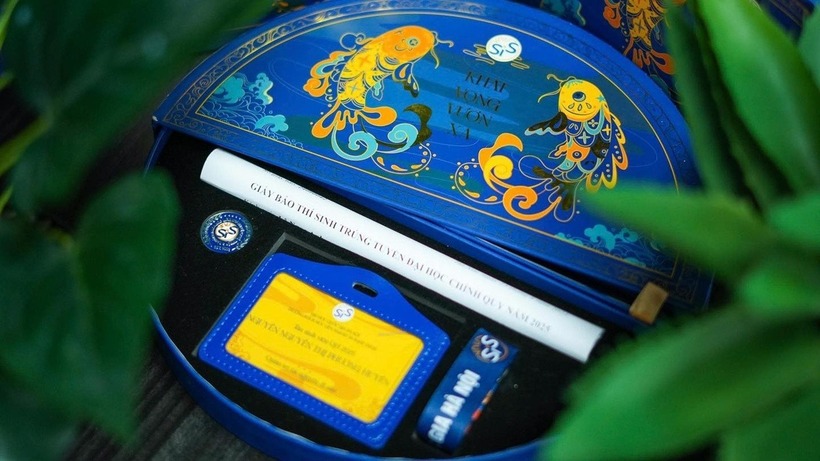 Trường Khoa học liên ngành và Nghệ thuật (Đại học Quốc gia Hà Nội) gây ấn tượng với  giấy báo trúng tuyển đại học năm 2025 với chủ đề "khát vọng vươn xa".