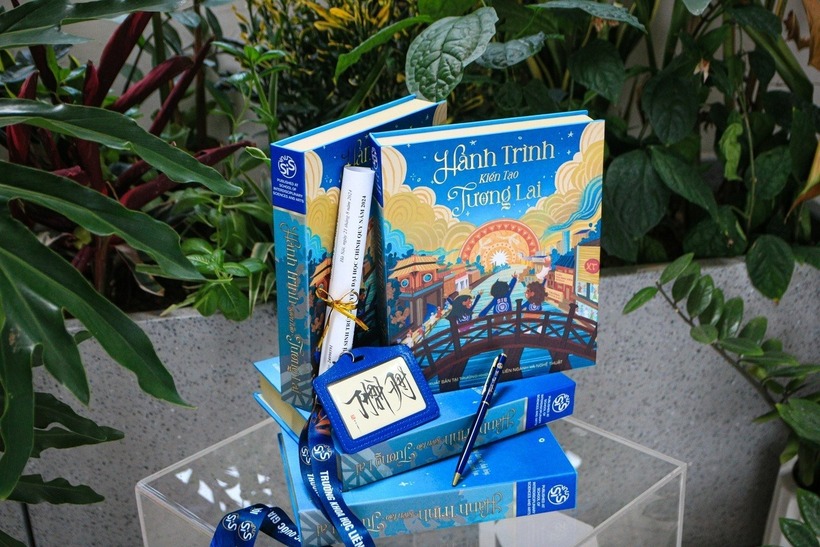 Năm 2024, nhà trường thiết kế giấy trúng tuyển với chủ đề Hành trình kiến tạo tương lai