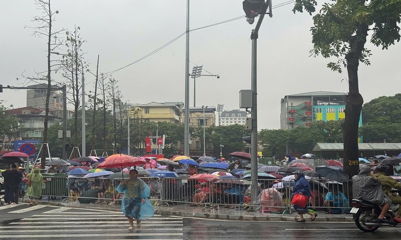 Hà Nội: Người dân đội mưa, chờ từ đêm để xem sơ duyệt diễu binh, diễu hành A80 - 1
