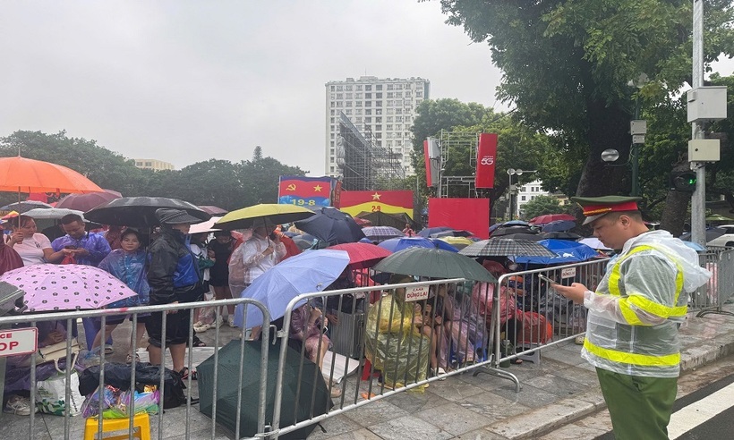 Hà Nội: Người dân đội mưa, chờ từ đêm để xem sơ duyệt diễu binh, diễu hành A80 - 2