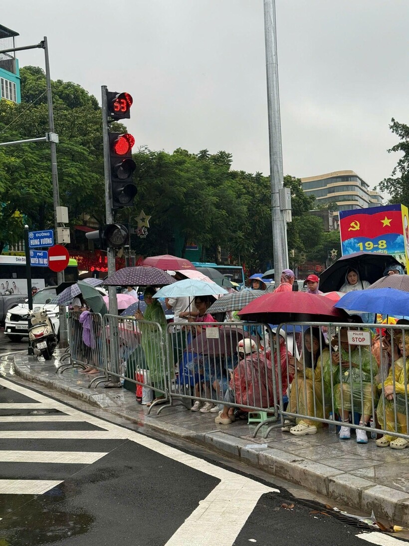 Hà Nội: Người dân đội mưa, chờ từ đêm để xem sơ duyệt diễu binh, diễu hành A80 - 4