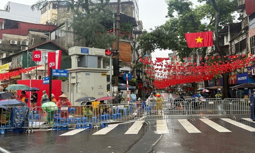 Hà Nội: Người dân đội mưa, chờ từ đêm để xem sơ duyệt diễu binh, diễu hành A80 - 5