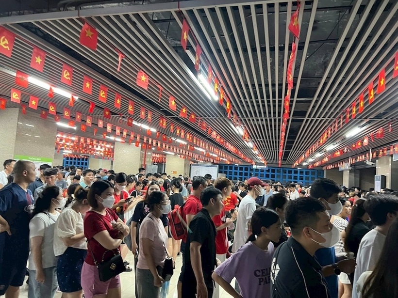 Người dân xếp hàng đi đường sắt đô thị Cát Linh - Hà Đông